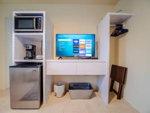a television sitting on a shelf in a kitchen at El Apartamento Nuestro in Isabela