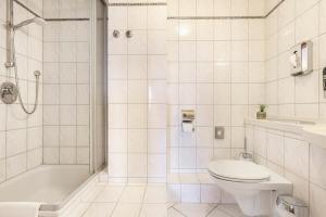 a white bathroom with a toilet and a shower at XZLLENZ light, Parken, 24h digitaler Check In und Zugang in Oberasbach +70 photos