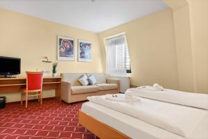 a hotel room with two beds and a desk at XZLLENZ light, Parken, 24h digitaler Check In und Zugang in Oberasbach