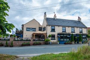 a building on the corner of a street at Blue Bell Country Inn in Knaresborough