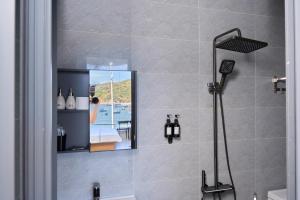a bathroom with a shower with a mirror at Hotel Vũng Găng in Vĩnh Hy