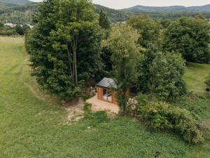 an overhead view of a small cabin in the middle of trees at Útulna Rychleby in Vápenná