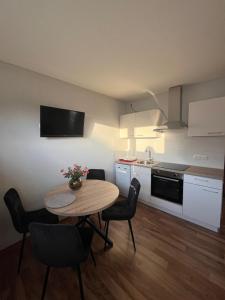 a kitchen with a table and chairs in a room at Apartment Bielefeld-Brake - nähe Bahnhof -Parken im Hof in Bielefeld