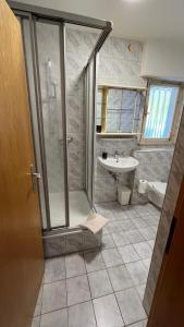 a bathroom with a shower and a sink at Apartment Bielefeld-Brake - nähe Bahnhof -Parken im Hof in Bielefeld +13 photos
