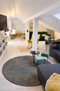 a living room with a couch and a rug at Ü Villa 2 Etagen 5 Schlafzimmer in Hirschaid