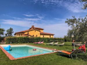 einen Pool im Hof eines Hauses in der Unterkunft Belvilla by OYO Podere Pulicciano Orciaia in Pian di Scò