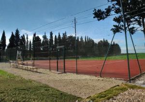 a tennis court with a tennis court at Les Madones in Nîmes