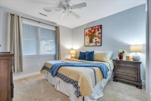 a bedroom with a bed and a window at Lake Stardust - Condo with pool ! Pet friendly in Moneta +27 photos