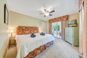 a bedroom with a bed and a ceiling fan at Cape Cottage - Private dock & Fire Pit in Moneta