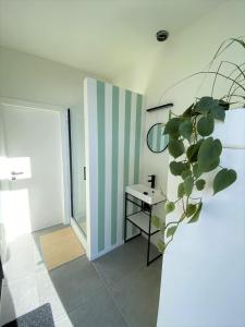 a room with a desk and a green and white striped wall at The Bee Garden - Cosy Cabin in Lede