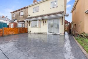 an empty driveway in front of a house at Zuri Luxe Escape - Wolverhampton in Bilston