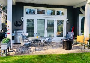 a patio with a table and chairs and a kitchen at Qualicum Landing Seaside Vill in Qualicum Beach