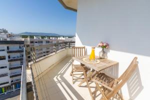 ein Balkon mit Tisch und Stühlen auf dem Dach eines Gebäudes in der Unterkunft Amorosa Beach Rooftop - 400 metros da Praia in Viana do Castelo + 31 Fotos