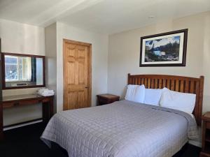a hotel room with a bed and a window at A&A Lake Tahoe Inn in South Lake Tahoe