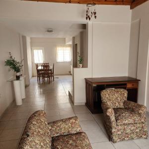 a living room with two chairs and a table at Duplex Parking free in Estación Circunvalación