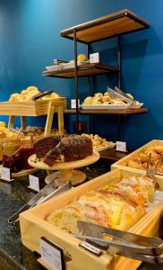 a bakery with lots of different types of pastries at Minas Garden Hotel in Poços de Caldas