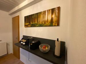 a counter in a room with a bowl of fruit on it at Forrest Lounge Schweina in Bad Liebenstein