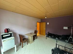 a room with a kitchen with a table and a stove at Ruhige Wohnung in Gelsenkirchen in Gelsenkirchen