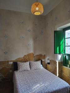 a bedroom with a bed and a green ceiling at Casa MaCló Tranquilidad y autenticidad in Máguez