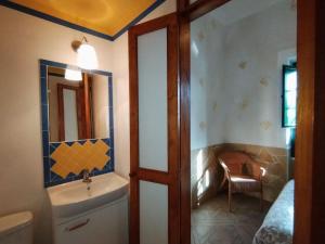 a bathroom with a sink and a mirror at Casa MaCló Tranquilidad y autenticidad in Máguez