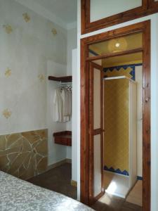 a bedroom with a door leading to a closet at Casa MaCló Tranquilidad y autenticidad in Máguez