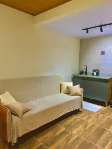 a room with a bed and a kitchen in it at Chalé Shanti in Resende