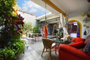 a living room with a red couch and chairs at Casa Ruta Sur in Cali