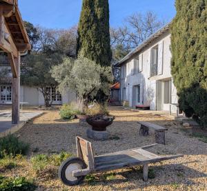 a garden with a bench and a building at Domaine de Grave in Mirepoix