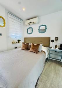 a bedroom with a large bed and a desk at Mini Estudio Málaga in Málaga