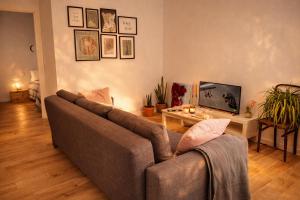a living room with a couch and a table at Apartamento Gades Conil C in Conil de la Frontera
