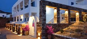 a building with flowers in front of it at George's Place in Ios Chora