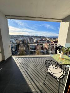 a balcony with a table and a view of a city at Full casa 1 in Cosenza