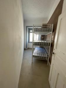 Un pat sau paturi într-o cameră la Hostel