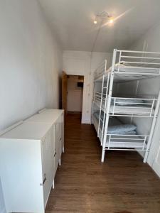 Un pat sau paturi într-o cameră la Hostel