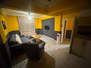 a living room with a couch and a table at İlkadım Suit Apart in Samsun