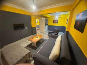 a living room with a couch and a table at İlkadım Suit Apart in Samsun