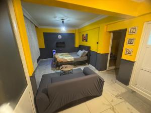 an overhead view of a room with a bed and a couch at İlkadım Suit Apart in Samsun