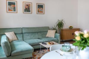 a living room with a green couch and a table at Apartament Miętowy Kwidzyn in Kwidzyn