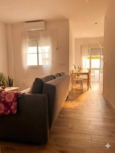 a living room with a couch and a table at Apartamento Gades Conil C in Conil de la Frontera