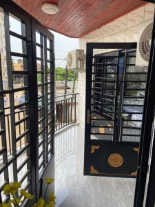 an open door of a building with a balcony at Magnifique Appartement meublé de 2 chambres avec GROUPE ELECTROGENE et ASCENSEUR in Douala