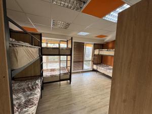 ein Zimmer mit vielen Etagenbetten in der Unterkunft Ethno Hostel in Chişinău