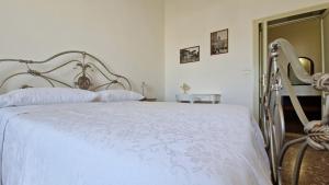 a bedroom with a bed with a white bedspread at Pabula Vernatica Salento in San Pietro Vernotico