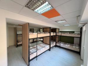 ein Zimmer mit vielen Etagenbetten in der Unterkunft Ethno Hostel in Chişinău + 12 Fotos