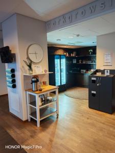 eine Küche mit einem schwarzen Kühlschrank und einem Tisch in der Unterkunft Tellus Apartment in Lund