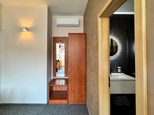 a bathroom with a sink and a mirror at Hotel U Vlašského Dvora in Kutná Hora