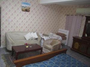 a living room with a couch and a chair at العين الهيلي مصباح ب 5 in Al Ain