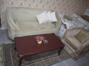 a living room with a couch and a coffee table at العين الهيلي مصباح ب 5 in Al Ain +4 photos