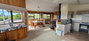 a kitchen and dining room with a table and chairs at Cagou's Bach in Kuratau