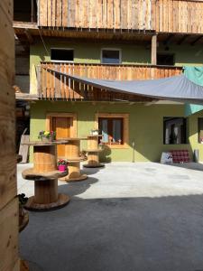a building with a bunch of tables in a courtyard at GIAMI affittacamere & SPA in Santa Giustina