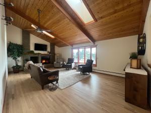 a living room with a vaulted ceiling and a couch and chairs at Bayou Hills BnB in Parker